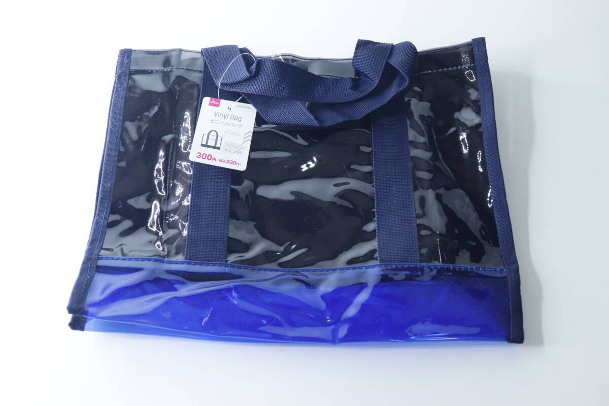 黒と青のビニールバッグが正面に置かれ、商品タグが見える 黒と青のビニールバッグが正面に置かれ、商品タグが見える