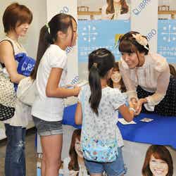 ファンと握手する里田まい