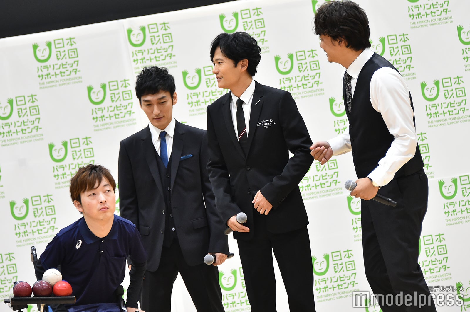 ひとり上着を脱いで気合を入れすぎてしまう香取 （C）モデルプレス