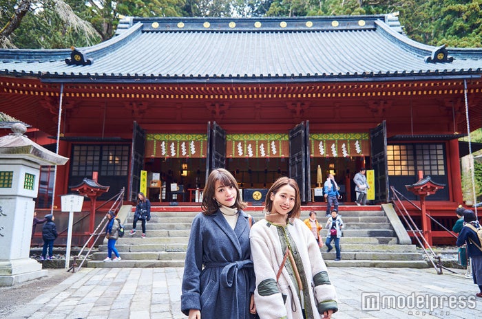鮮やかな朱色の拝殿と木々の緑がフォトジェニック(C)モデルプレス