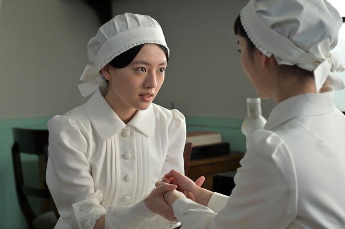 上坂樹里、見上愛「風、薫る」第73話(C)NHK