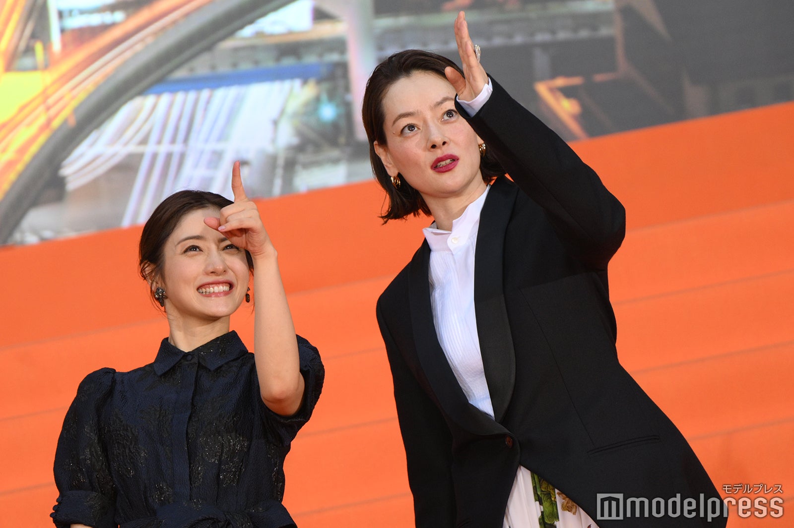 談笑する石原さとみ、市川実日子（C）モデルプレス