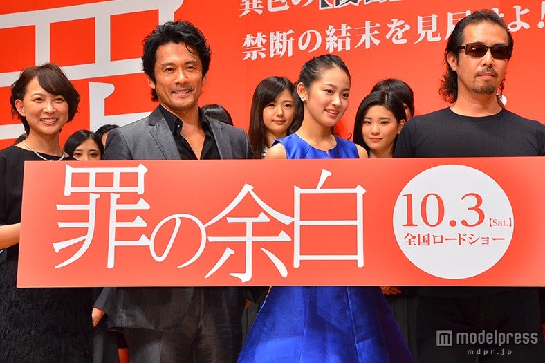 （左から）谷村美月、内野聖陽、吉本実憂、大塚祐吉監督