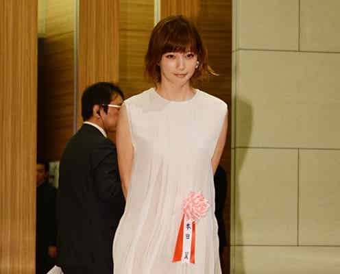 本田翼、華やかドレスで美脚披露「貴重な体験」