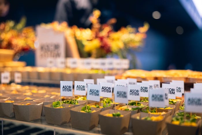 会場に並べられた豪華ケータリング/アソビシステム新年会(提供写真)