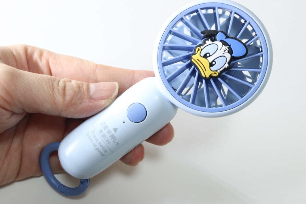 ダイソー　ミニ扇風機、充電式、クリップスタンド付（ドナルド／デイジー）　サイズ感