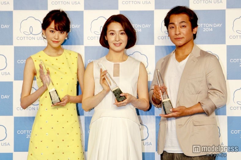 「COTTON USA AWARD 2014 ～コットンといきる人～」を受賞者した(左から)桐谷美玲、檀れい、片岡愛之助