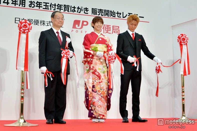 （左より）高橋亨社長、篠田麻里子、柿谷曜一朗選手