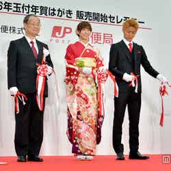 （左より）高橋亨社長、篠田麻里子、柿谷曜一朗選手