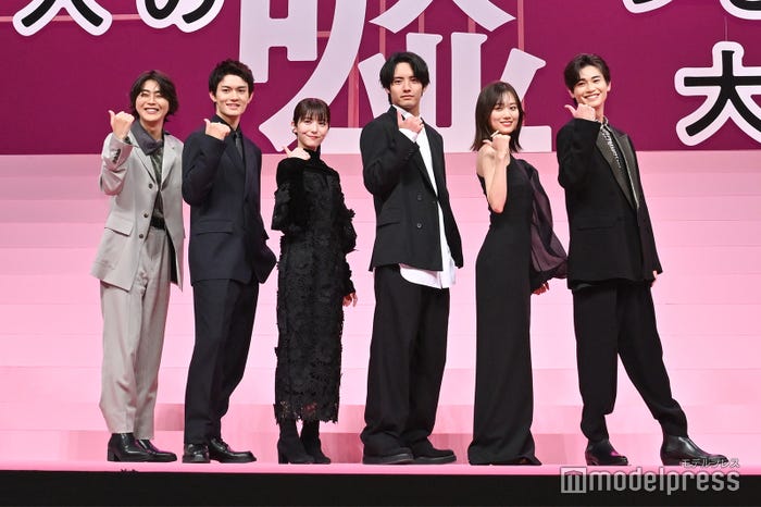 佐藤祐市監督、倉悠貴、佐野勇斗、浜辺美波、赤楚衛二、山下美月、西垣匠(C)モデルプレス