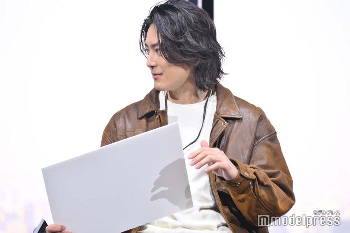 田中樹にカンニングさせる間宮祥太朗(C)モデルプレス