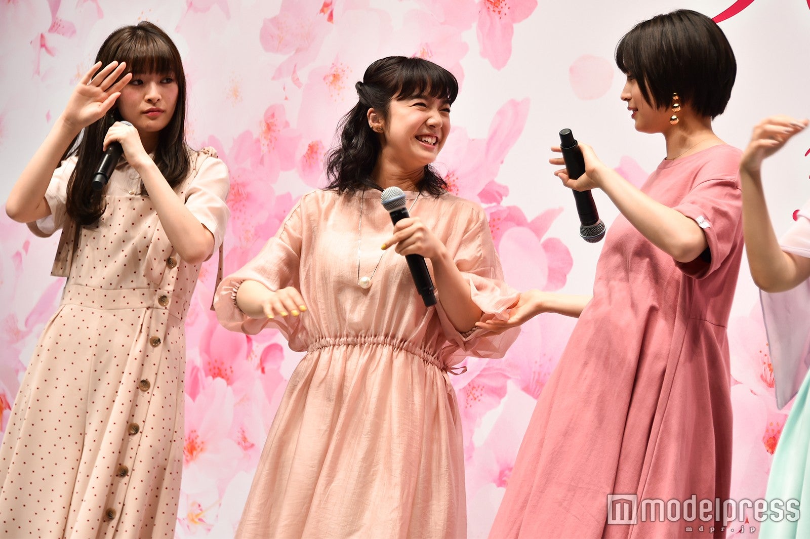 Perfume「無限未来」のダンスに挑戦する優希美青、上白石萌音、広瀬すず （C）モデルプレス