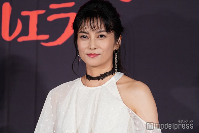 柴咲コウ 美脚披露華やかドレスで登場 初挑戦の実写版吹き替え声優は 自分の中では合格点 クルエラ モデルプレス