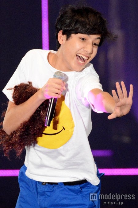 笑顔で手を振りウォーキングするけみお