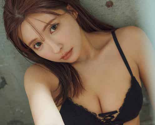 三上悠亜、黒ランジェリーで豊満バスト披露 大人の色気放つ