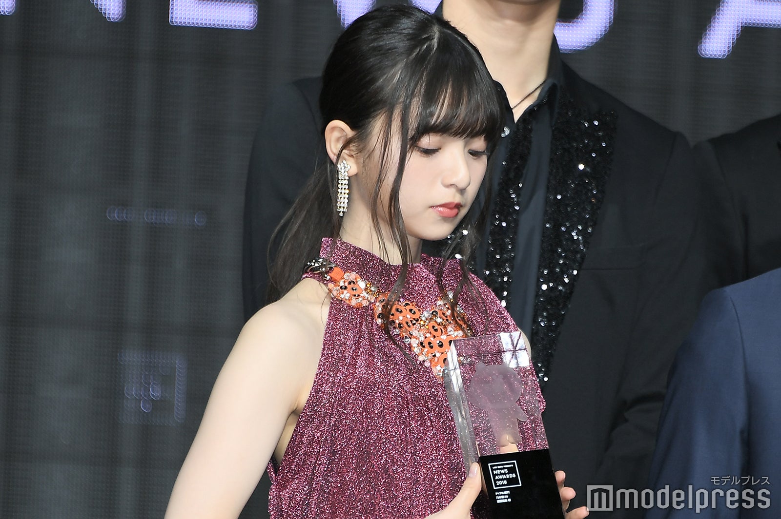 トロフィーを見つめる齋藤飛鳥 （C）モデルプレス