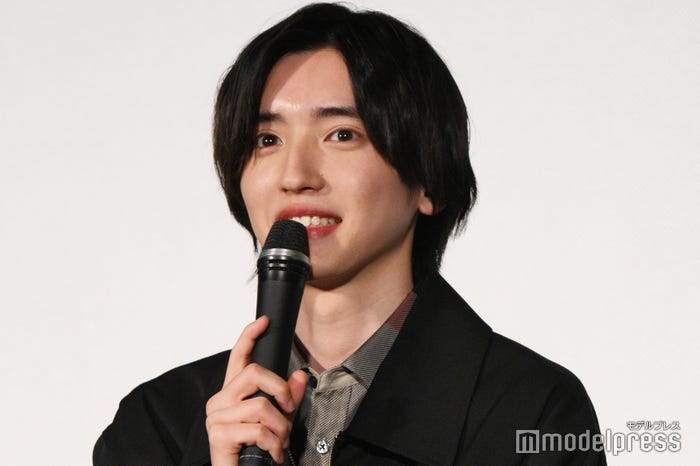 音尾琢真のイベント後の予定を心配してそわそわする道枝駿佑(C)モデルプレス