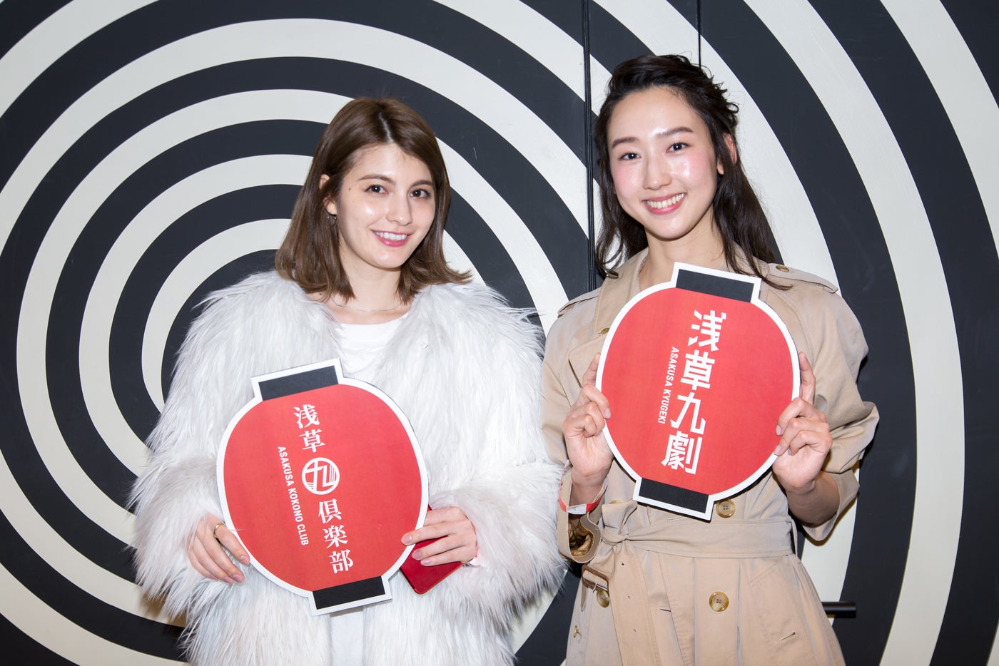 右から松原汐織、マギー （提供写真）