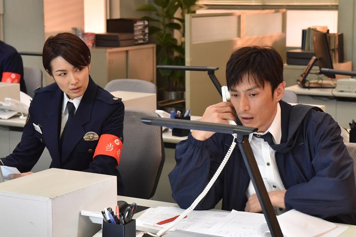 吉瀬美智子、伊勢谷友介「未満警察 ミッドナイトランナー」第2話より(C)日本テレビ
