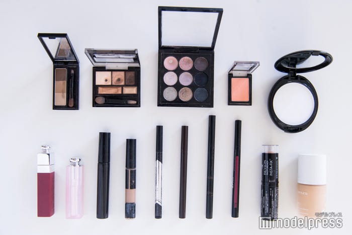 新美有加アナウンサー、ポーチの中身は?(C)モデルプレス