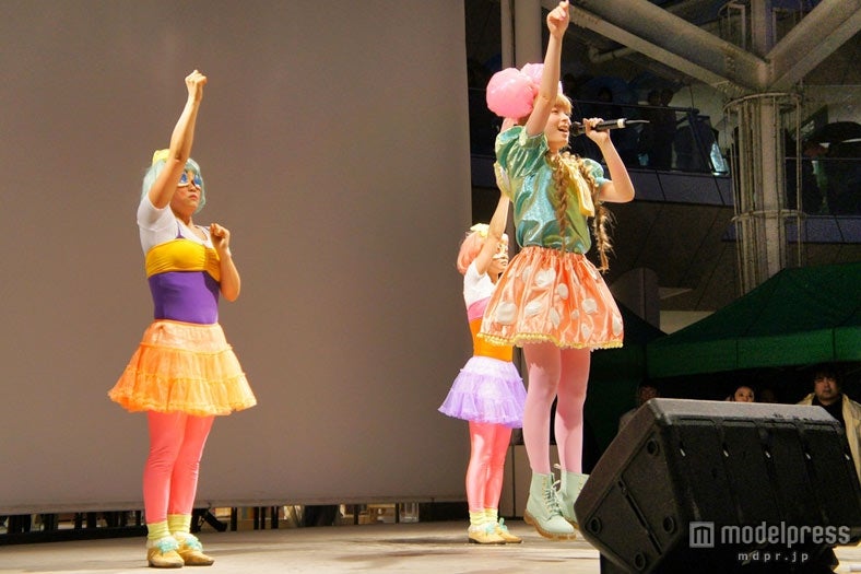 きゃりーぱみゅぱみゅ、新曲を初披露！雨の中6000人が集結