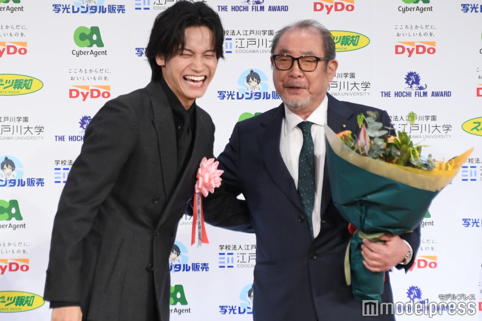 笑顔でハグを交わす佐野晶哉、平泉成（C）モデルプレス