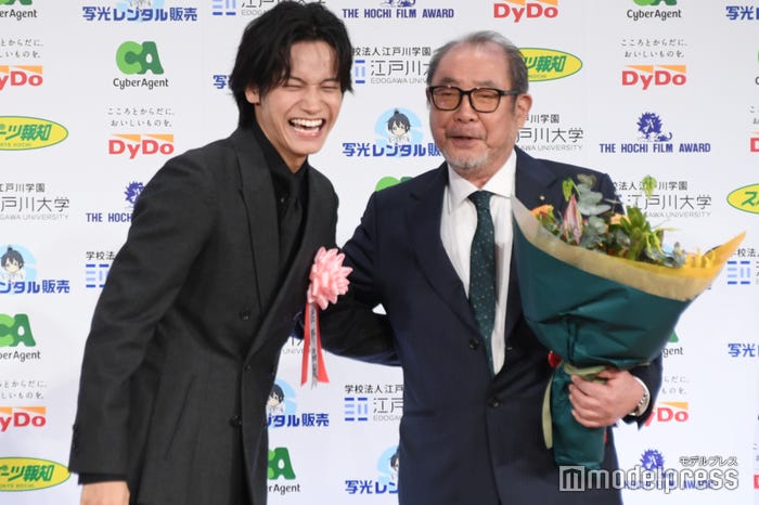 笑顔でハグを交わす佐野晶哉、平泉成(C)モデルプレス