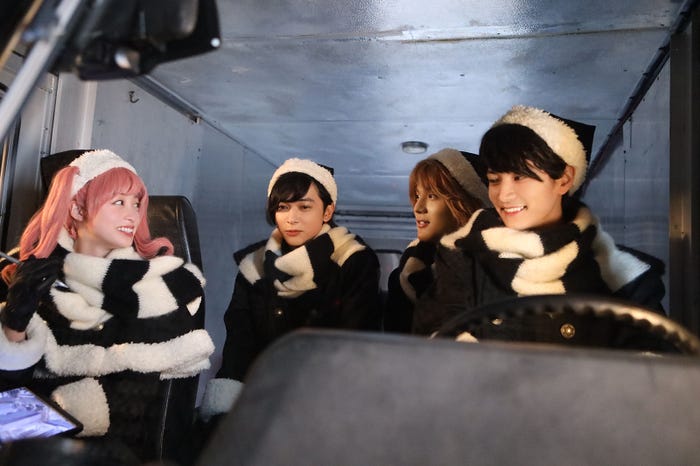 橋本環奈、吉沢亮、中川大志、渡邊圭祐/オフショット(C)2022「ブラックナイトパレード」製作委員会(C)中村光/集英社