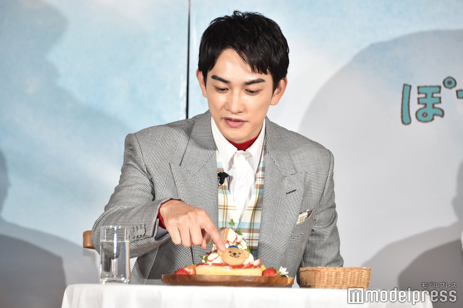 パンケーキにぽすくまを見つけた町田啓太（C）モデルプレス