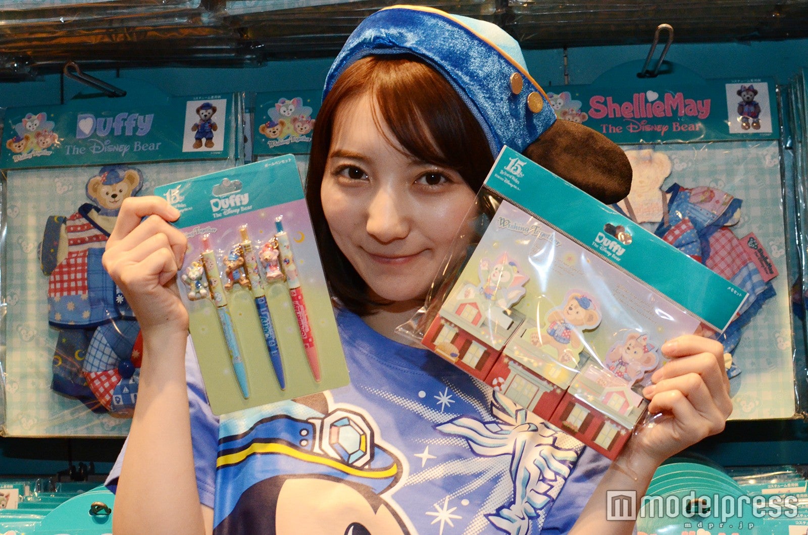 ボールペンセット、メモセット（モデル：堀瑞希）／（C）モデルプレス