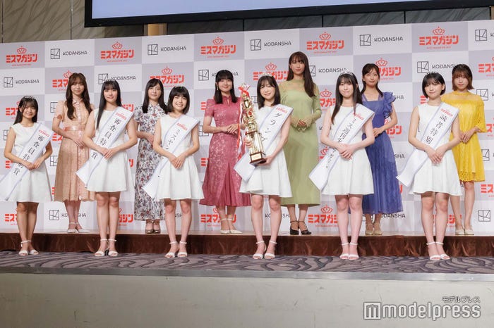 (後列左から)藤本沙羅、麻倉瑞季、咲田ゆな、瑚々、斉藤里奈、三野宮鈴(前列左から)加藤綾乃、吉井しえる、松田実桜、今森茉耶、西尾希美、一ノ瀬瑠菜(C)モデルプレス