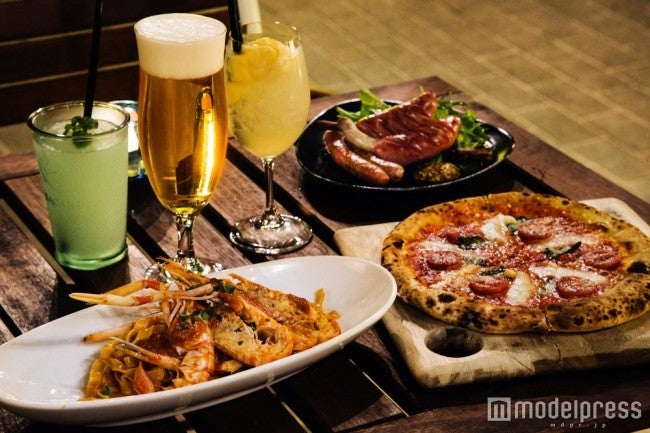 都会のオアシスでピッツァやビール、フローズンモヒートを／画像提供：KURKKU