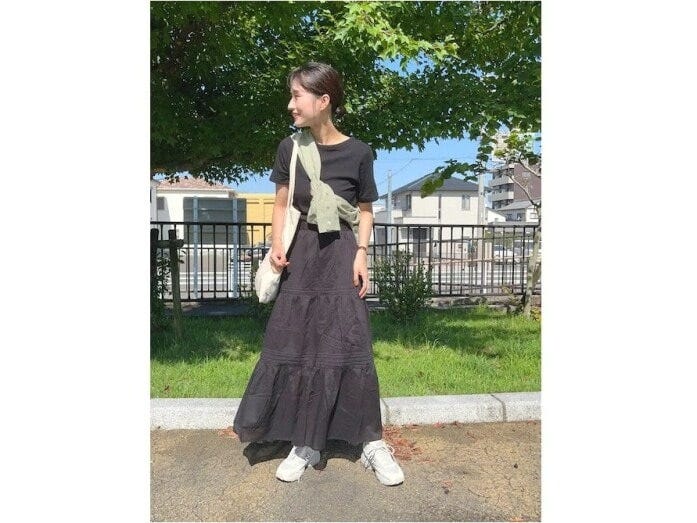 Tシャツと合わせたオールブラックコーデもスミクロなら軽やかで夏向け 出典:WEAR