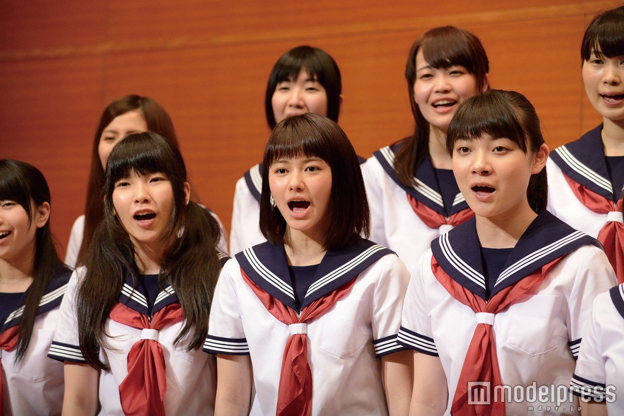 山本舞香（中央）／映画「桜ノ雨」より（C）2015 halyosy、藤田遼、雨宮ひとみ、スタジオ・ハードデラックス／PHP研究所／『桜ノ雨』製作委員会