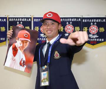 広島 ドラ5の明大・光弘帆高に指名あいさつ 1年目から定位置奪取へ意欲「覚悟が決まった」 尾形スカウト「カープにいないタイプのショート」