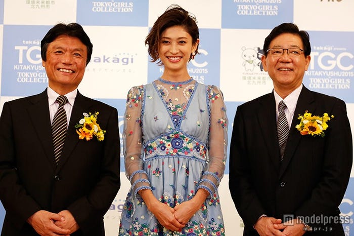 山田優(中央)