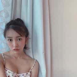 モデルプレス - 板野友美、美デコルテ&腹筋際立つキャミ姿に絶賛の声