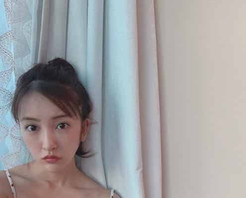 板野友美、美デコルテ&腹筋際立つキャミ姿に絶賛の声