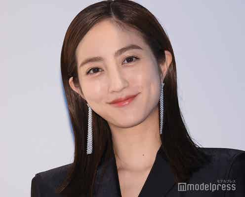 堀田茜、スーツで美スタイル披露 本物のバンクシー作品に興奮「鳥肌立った」