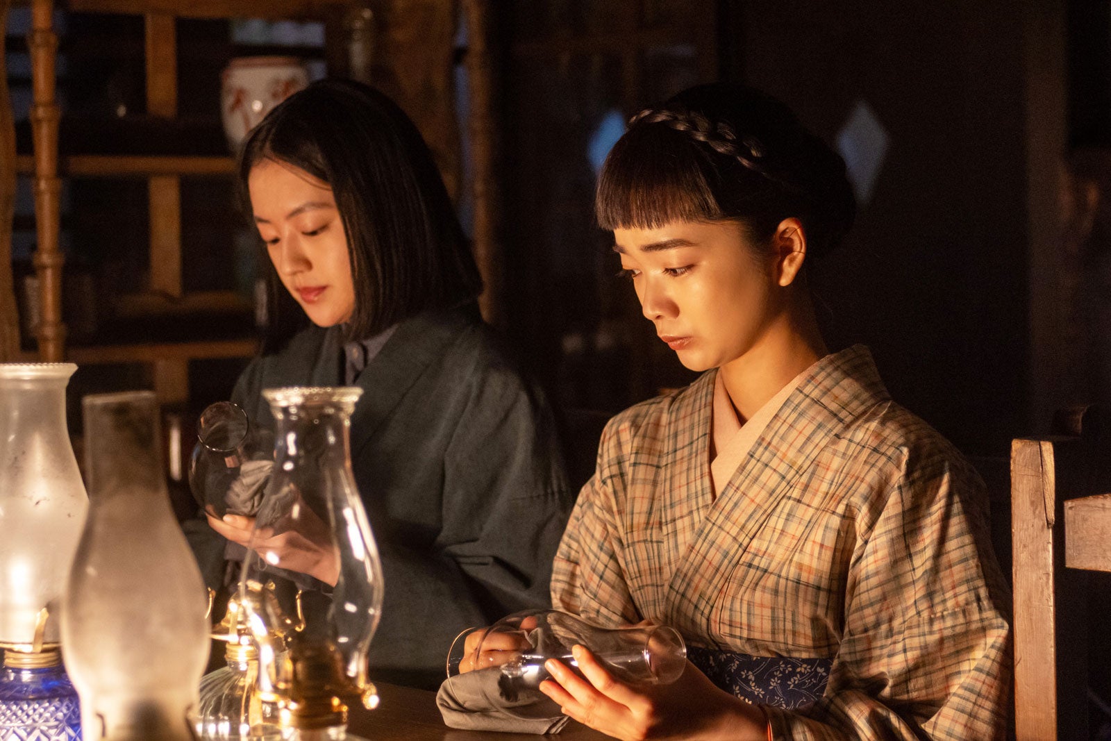 上坂樹里、見上愛「風、薫る」第28話（C）NHK
