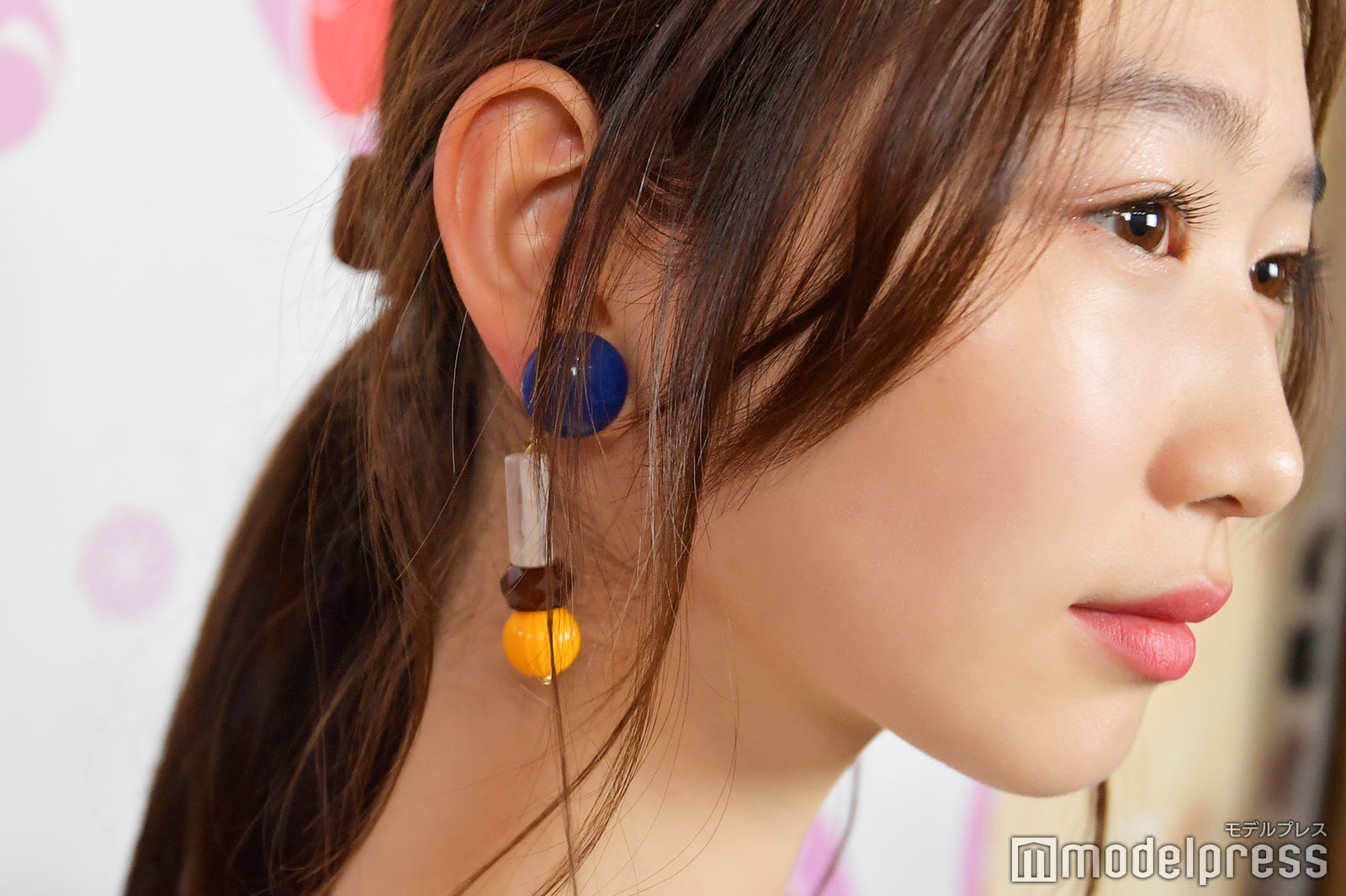 ピアスがアクセント（C）モデルプレス