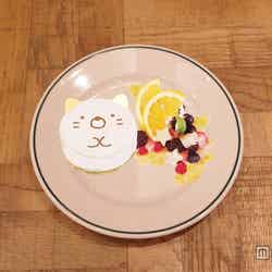 渋谷店・表参道店/ねこの「じぶんにごほうび」ホワイトチョコケーキ(単品1,019 円(税抜)、ドリンクセット1,389 円(税抜))(C)2015 San-X Co.,Ltd.All Rights Reserved.