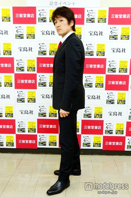 「モデルっぽいポージングで!」という要求に快く応じてくれた林修氏