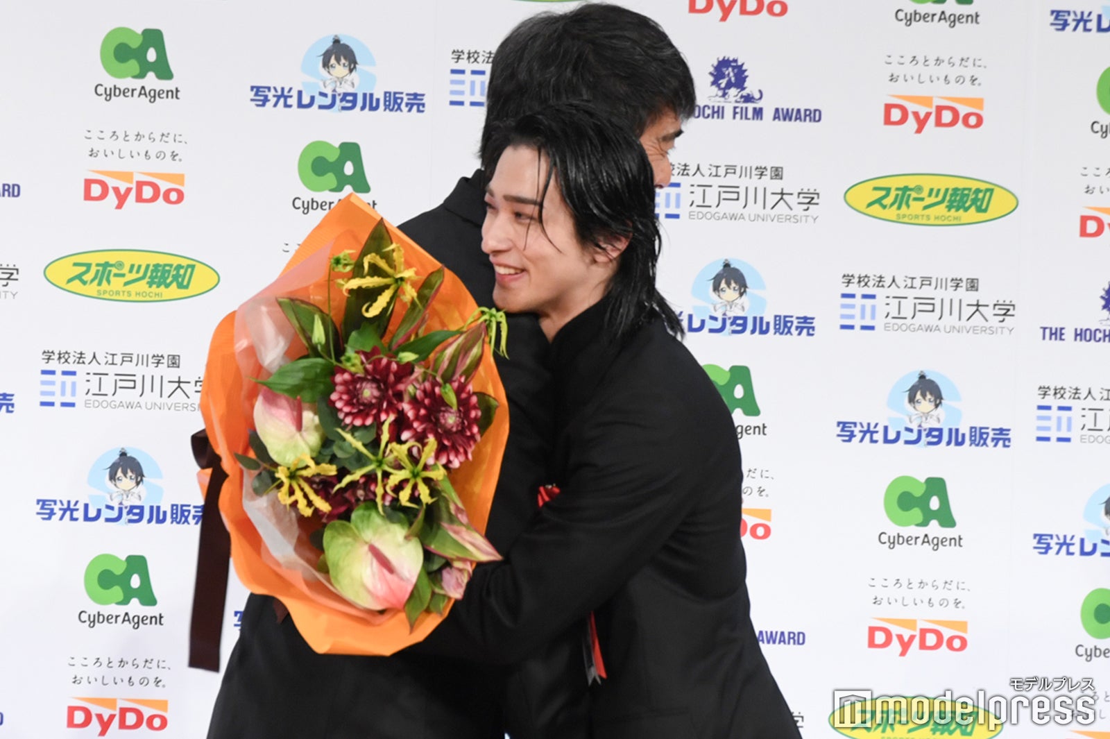 熱い抱擁を交わす阿部寛、横浜流星（C）モデルプレス