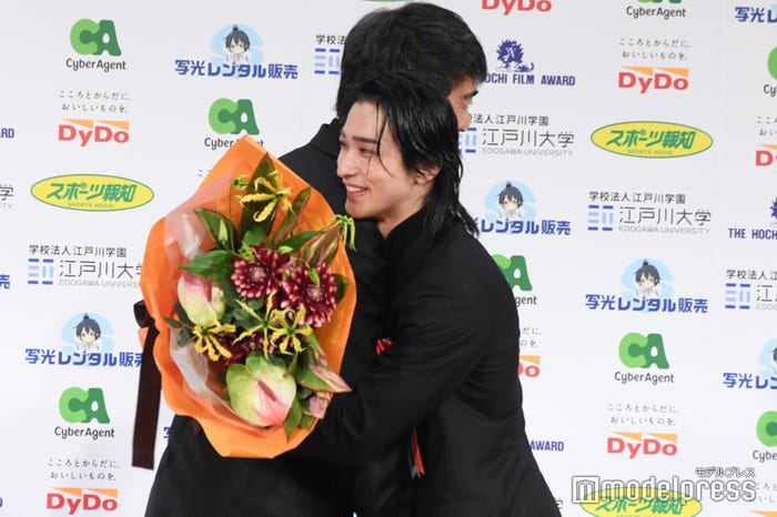 熱い抱擁を交わす阿部寛、横浜流星(C)モデルプレス