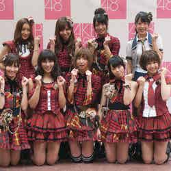 AKB48 24thシングル選抜メンバー（上段左から：梅田彩佳、河西智美、北原里英、桑原みずき　下段左から：小嶋陽菜、秋元才加、篠田麻里子、峯岸みなみ、大家志津香）※18歳未満のメンバーはフォトセッションに参加せず