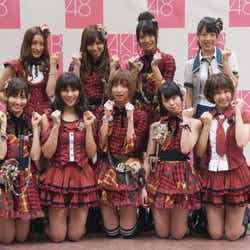AKB48 24thシングル選抜メンバー(上段左から:梅田彩佳、河西智美、北原里英、桑原みずき 下段左から:小嶋陽菜、秋元才加、篠田麻里子、峯岸みなみ、大家志津香)※18歳未満のメンバーはフォトセッションに参加せず