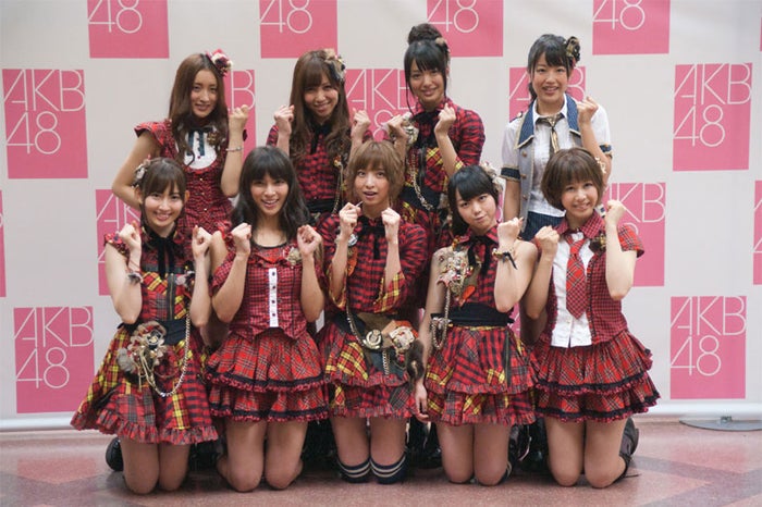 AKB48 24thシングル選抜メンバー(上段左から:梅田彩佳、河西智美、北原里英、桑原みずき 下段左から:小嶋陽菜、秋元才加、篠田麻里子、峯岸みなみ、大家志津香)※18歳未満のメンバーはフォトセッションに参加せず