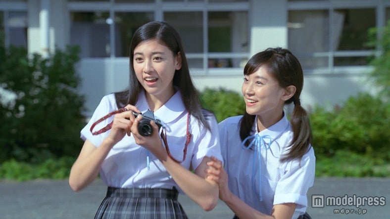 （左）三吉彩花／シーブリーズ新ＴＶＣＭ「全力フォトグラファー」篇