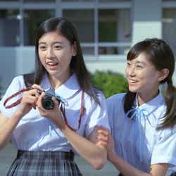 (左)三吉彩花/シーブリーズ新TVCM「全力フォトグラファー」篇